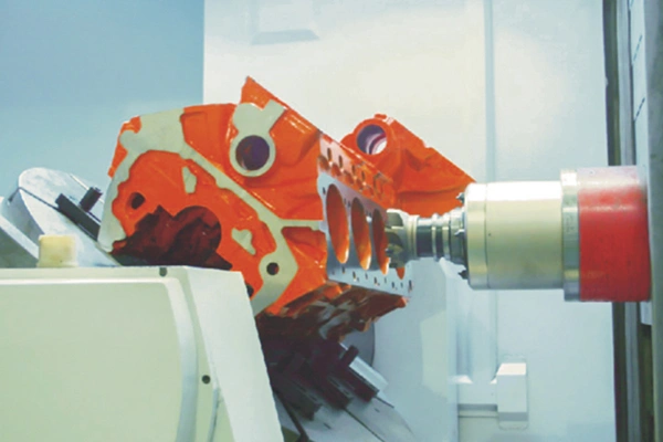 Centro de mecanizado de 5 ejes con mesa giratoria tipo cuna