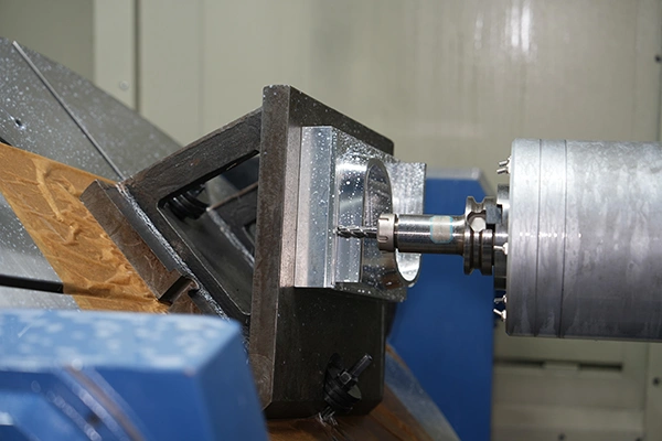 Centro de mecanizado de 5 ejes con mesa giratoria tipo cuna